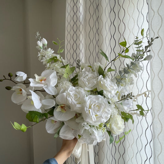 Beautiful in white bridal bouquet No.2